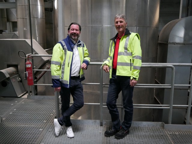 Dexion setzt auf Fernwärme - Gerhard Schwager und Philip Graf Reuttner besichtigen das Furnierwerk in Laubach