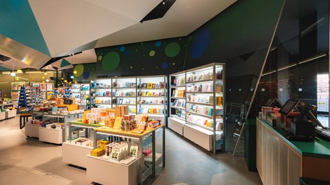 Tate Modern's River Shop: Wenn funktionale Lagertechnik zur Inszenierung von Produkten im Einzelhandel beitragen